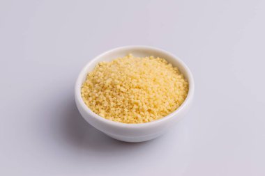 Beyaz arka plan üzerine izole beyaz seramik kase kuru kuskus