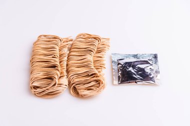 Kuru pişmemiş tüm anlık erişte beyaz arka planda izole