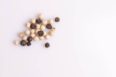 Siyah beyaz biber beyaz arka plan üzerinde izole