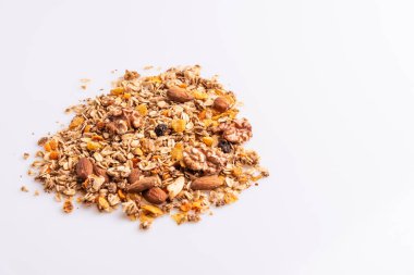 Granola veya müsli beyaz bir arka plan üzerinde fındık ve rasins ile