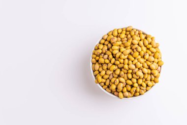 Bolinha Fasulyeleri beyaz arka planda izole edilmiş beyaz bir kasede