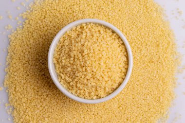 Beyaz arka plan üzerine izole beyaz seramik kase kuru kuskus