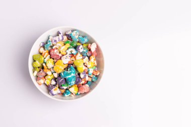 Beyaz arka plan üzerinde izole kase renkli Patlamış mısır