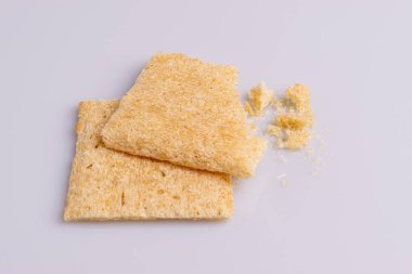 Beyaz arka plan üzerinde izole diyet pirinç kraker Yığın yığını