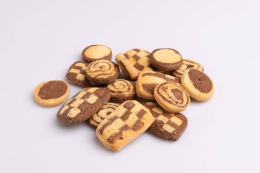 Çikolata, tereyağı ve vanilya ile yapılan çeşitli şekillerde Ev yapımı kurabiye, beyaz arka plan üzerinde izole