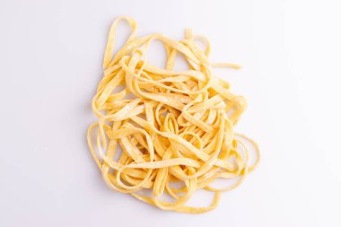 Beyaz arka plan üzerinde ev yapımı makarna üst görünümü