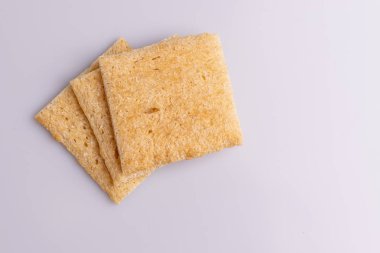 Beyaz arka plan üzerinde izole diyet pirinç kraker Yığın yığını