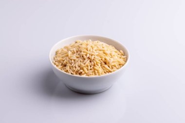 Beyaz seramik bolw Orzo makarna, beyaz arka plan üzerinde izole. Pirinç taneleri şeklinde İtalyan orzo makarna