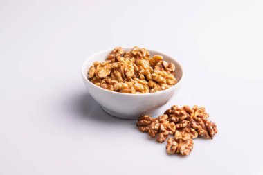 Beyaz arka plan üzerinde izole kase ceviz