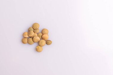 Beyaz arka plan üzerinde izole kuru pişmemiş mercimek yığını üst görünümü