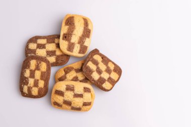 Çikolata, tereyağı ve vanilya ile yapılan ev yapımı kurabiye üst görünümü, beyaz arka plan üzerinde izole