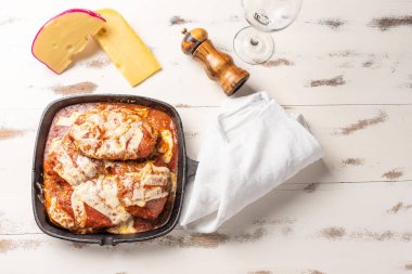 parmegiana Steak üst görünümü de filet Parmegiana olarak bilinen siyah demir tavada 