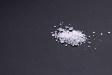 Siyah arka planda izole kaba deniz tuzu yığını