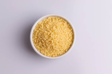 Beyaz arka plan üzerine izole beyaz seramik kase kuru kuskus