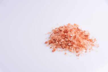 Beyaz arka plan üzerinde Pembe himalaya tuzu yığını