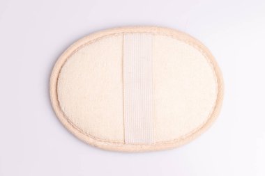 Beyaz arka planda vücut ovma için doğal elyaf sünger