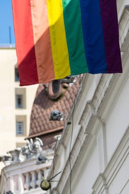 Binanın bayrak direğinde gökkuşağı bayrağı. Gay hakları hareketi 