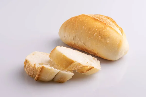 Scheiben Einfaches Französisches Brot Traditionelles Brasilianisches Brot Auf Weißem Hintergrund — Stockfoto