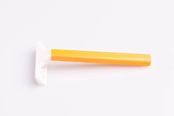 Vista Ángulo Afeitadora Plástico Desechable Sobre Fondo Blanco — Foto de Stock