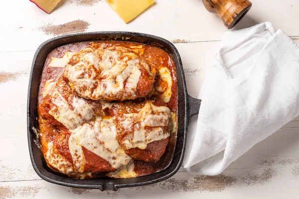 parmegiana Steak üst görünümü de filet Parmegiana olarak bilinen siyah demir tavada 