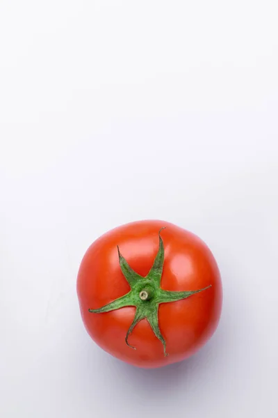 Tomate Isolado Sobre Fundo Branco — Fotografia de Stock