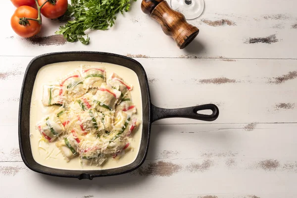 Pâtes Raviolis Multicolores Dans Une Casserole Fer Noir Sur Fond — Photo