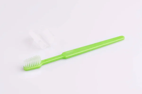 白い背景に隔離された保護キャップ付き歯ブラシ — ストック写真