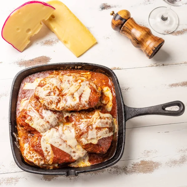 parmegiana Steak üst görünümü de filet Parmegiana olarak bilinen siyah demir tavada 
