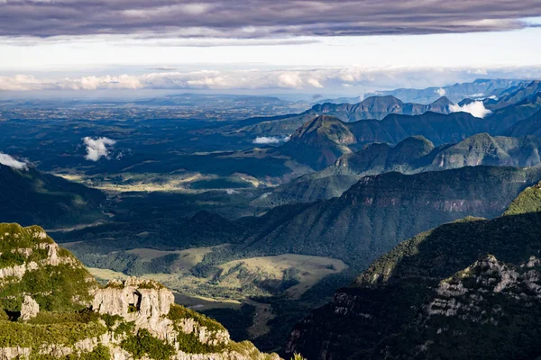 Itaimbezinho Kanyonu ve yeşil yağmur ormanları, Cambara do Sul, Rio Grande do Sul, Brezilya dramatik bir gökyüzü ile Amazing manzara 