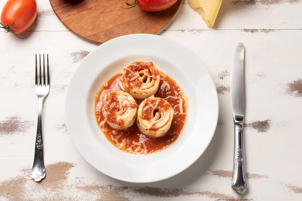 Massa Tradicional Italiana Rondelli Com Molho Tomate Fundo Mesa Madeira — Fotografia de Stock