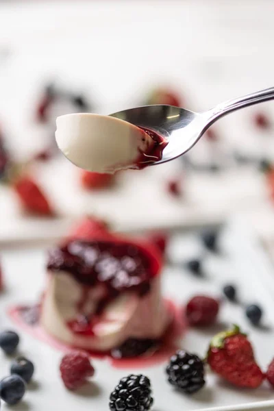 Deliziosa Panna Cotta Dolce Italiana Con Salsa Frutti Bosco Bacche — Foto Stock