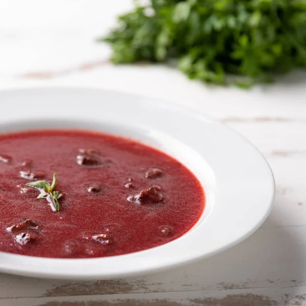 Sopa Beterraba Deliciosa Com Creme Leite Uma Placa Branca Fundo — Fotografia de Stock