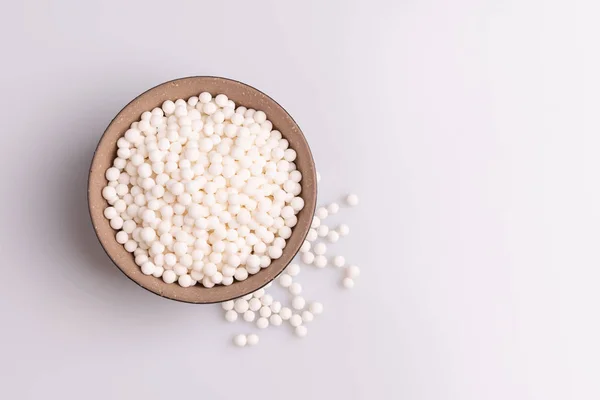 Perlas Tapioca Semillas Sagu Tazón Marrón Aisladas Sobre Fondo Blanco — Foto de Stock