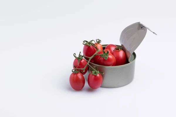 Estanho Com Tomates Frescos Inteiros Isolado Sobre Fundo Branco — Fotografia de Stock