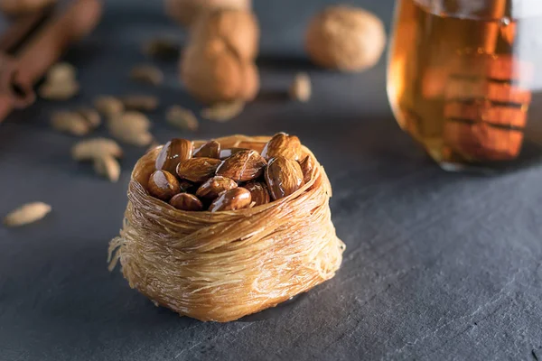 Kuşların yuva yaptığı baklava, badem, kakule ve bal, siyah taş levha açısı. Arap tatlısı. Kadayif bulbul yuvası, (bulbul yuvasi), Türk tatlıları. 