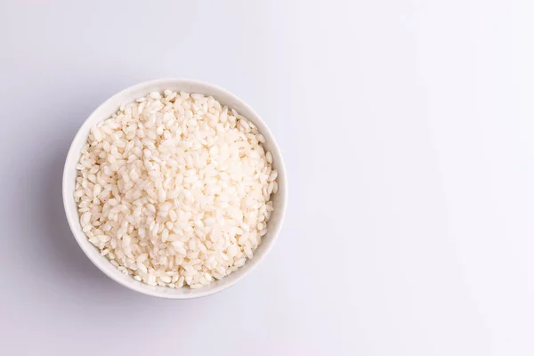 Italienischer Risotto Reis Einer Weißen Keramikschale Auf Weißem Hintergrund — Stockfoto
