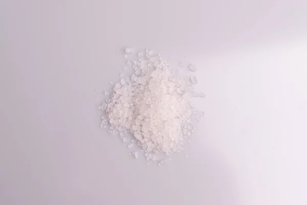 白色背景隔离的粗盐堆积如山 — 图库照片