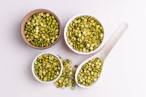 Guisantes Secos Sin Cocer Divididos Varios Cuencos Cerámica Aislados Sobre —  Fotos de Stock