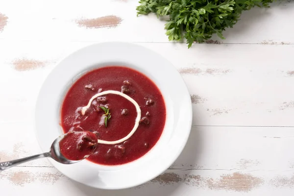 Sopa Beterraba Deliciosa Com Creme Leite Uma Placa Branca Fundo — Fotografia de Stock