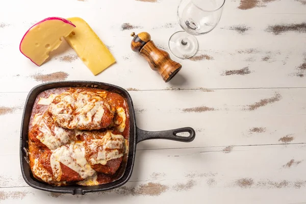 parmegiana Steak üst görünümü de filet Parmegiana olarak bilinen siyah demir tavada 