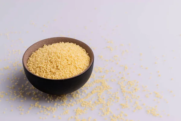 Couscous Seco Cuenco Cerámica Marrón Aislado Sobre Fondo Blanco — Foto de Stock