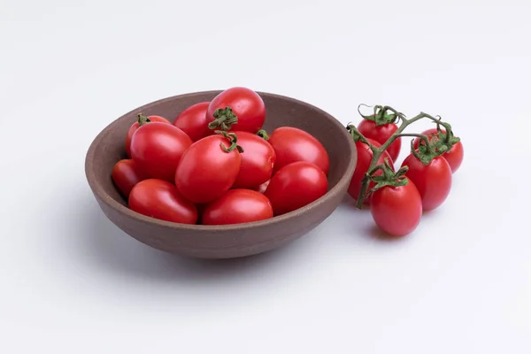 Κλαδί Ντομάτας Σταφύλι Κεράσι Σωρός Από Κόκκινες Ντομάτες Ένα Καφέ — Φωτογραφία Αρχείου