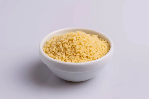 Couscous Seco Cuenco Cerámica Blanca Aislado Sobre Fondo Blanco —  Fotos de Stock