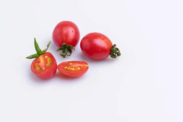 Pilha Tomate Uva Vermelha Cortada Isolada Sobre Fundo Branco — Fotografia de Stock