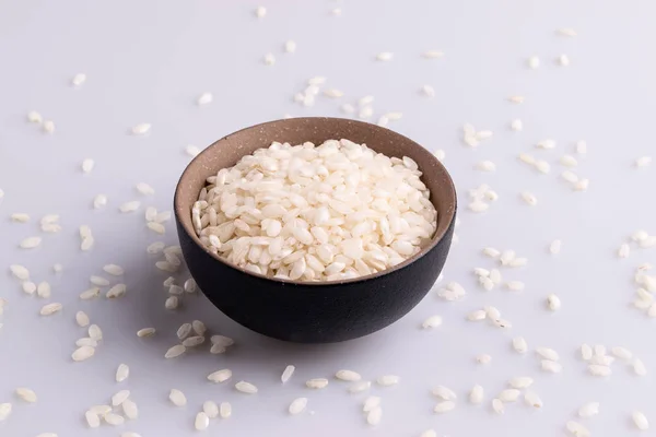 Italská Rizoto Rýže Hnědé Keramické Misce Bílém Pozadí — Stock fotografie