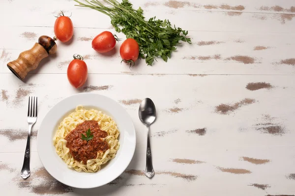 Pasta Fettuccine Bolognese Sosem Pomidorowym Białej Płytce Rustykalnym Drewnianym Tle — Zdjęcie stockowe