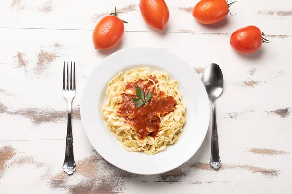 Fettuccine Pasta Mit Tomatensauce Petersilie Und Basilikum Einem Weißen Teller — Stockfoto