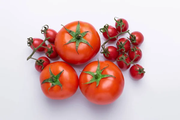 Pilha Uva Vermelha Tomates Normais Isolada Sobre Fundo Branco — Fotografia de Stock