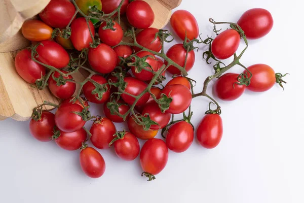 Stapel Rode Druiven Tomaten Houten Kom Geïsoleerd Witte Achtergrond — Stockfoto