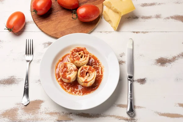 소박한 테이블 배경에 토마토 소스를 곁들인 이탈리아 론델리 파스타 — 스톡 사진